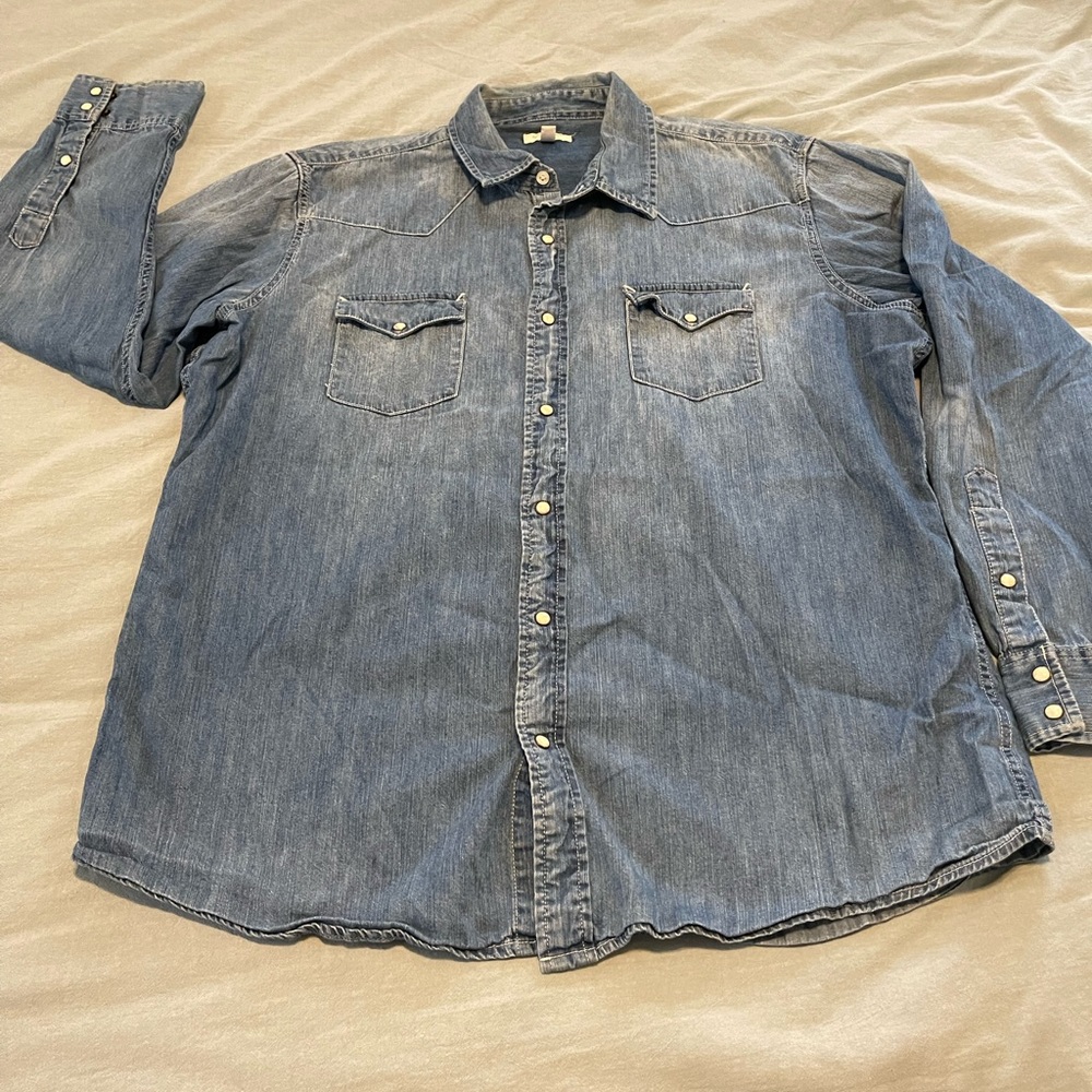 Men’s Denim button down with pearl snaps.